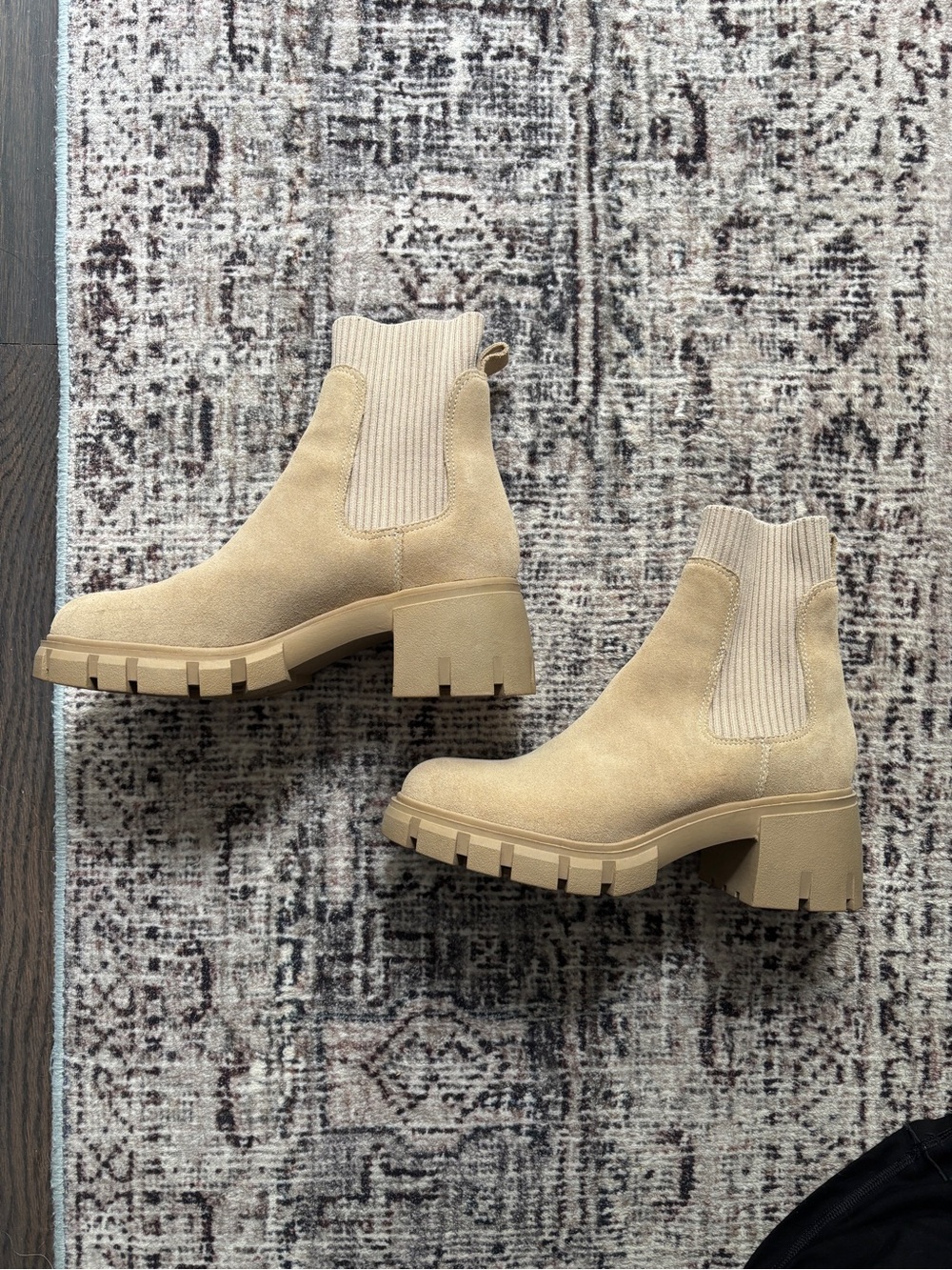 Like New Steven Madden Women’s Hutch Boot in Beige